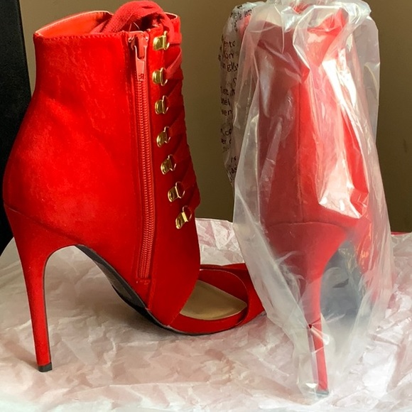 NIB1 RED TESS HEALS - Picture 2 of 4